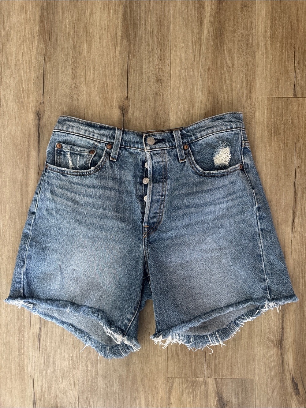 Levi’s premium denim shorts medium wash 28